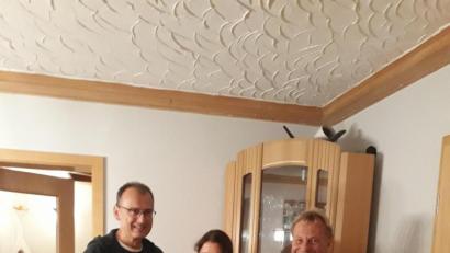 Bild: exb
Vorsitzender Gottfried Haas (links) und Herbert Schertler konnten mit Tanja Lindner das 1100. Mitglied in der Sektion Karlsbad willkommen heißen.