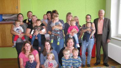 Bild: exb/Gemeinde Kulmain
Sandra Schraml (stehend links), Daniela Wörl und Karin Wolf (vorne, links und rechts) haben die offene Krabbelgruppe organisiert. Zur Segnung der Räume war neben Pfarrer Markus Bruckner (hinten links) auch Bürgermeister Günter Kopp (rechts) gekommen.