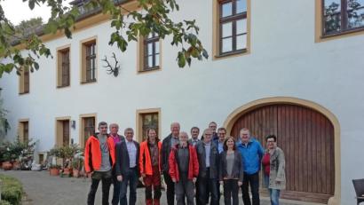 Bild: Stadt Amberg, Reiner Busch
Über die Bedeutung des Amberger Stadtwaldes informierten sich Stadträte aller Parteien bei einer Infotour zum Forsthaus.