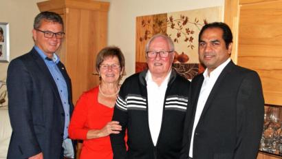 Bild: agr
Bürgermeister Martin Birner und Pfarrvikar Benny Joseph Kochumundammalayil (rechts) gratulierten den Eheleuten Süß.
