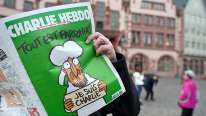 Bild: Boris Roessler/dpa
Das erste Heft der französischen Satirezeitschrift "Charlie Hebdo" nach dem Attentat auf ihre Redaktion im Januar 2015.