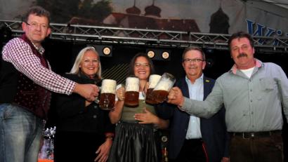 Bild: Stephan Huber
Die Amberger Herbstdult ist eröffnet (von links): Braumeister Martin Sterk, Petra Strobl und Maria Frank von der Amberger Congress Marketing sowie Bürgermeister Martin Preuß und Festwirt Reinhard Gschrey.