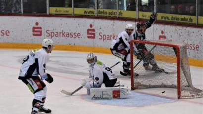 Bild: Hans-Jürgen Ziegler
Der Anfang vom Ende für die Blue Devils bei der 0:5-Niederlage in Rosenheim: Michael Kirchberger, Goalie Daniel Filimonow und Mirko Schreyer (von links) können den Treffer von Daniel Bucheli in der vierten Minute nicht verhindern.