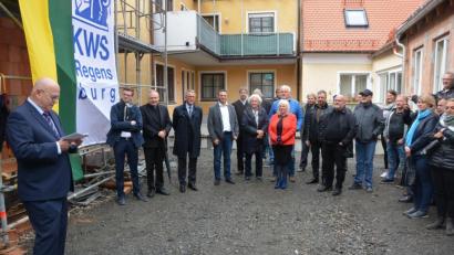 Bild: jr
Generalbevollmächtigter Ludwig Gareis (links), vom Katholischen Wohnungsbau- und Siedlungswerk (KWS) der Diözese Regensburg, bei seiner Rede zum Richtfest. Rechts neben ihm KSW-Geschäftsführer Maximilian Meiler, Stadtpfarrer Georg Flierl und Bürgermeister Franz Stahl.