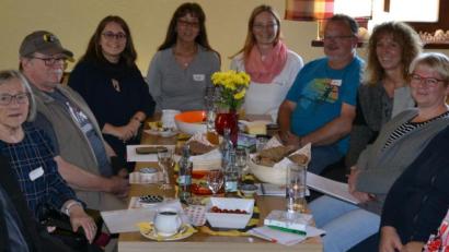Bild: pz
Die Teamleiter der Alpha-Treffen bei der Vorbereitung im Stüberl der Städtischen Turnhalle. Von links Pfarrvikar Markus Hochheimer, Christa Wirth, Ewald Oppl, Katrin Oppitz, Elfi Schwarzmeier, Nicole Katsikis, Matthias Köppl, Manuela Bauer, Doris Zabiegly, Liane Stier und Andrea Weiß. Hanne und Josef Chrobock, Monika Mittereder, Thomas Grabe waren beim Fototermin vor einer Woche nicht dabei.
