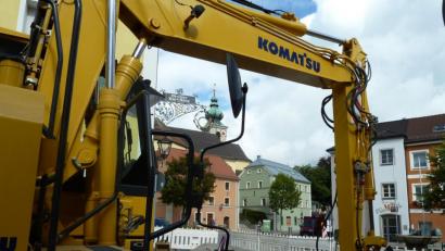 Bild: Portner
Bagger und Absperrgitter bestimmen derzeit das Bild in einigen Straßen von Oberviechtach. Diese Woche stand der Übergang von der Bahnhofstraße zum Marktplatz im Fokus.