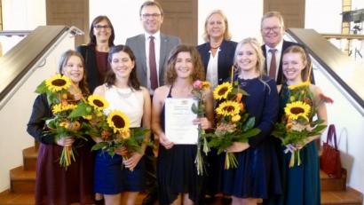 Bild: usc
Für herausragende Leistungen bei den Prüfungen wurden bei der Examensfeier (vorne von links) Julia Ludwig, Christina Sommerer, Theresa Klose, Franziska Dischner und Saskia Pröls geehrt. Dazu gratulieren (hinten vor links) Schulleiterin Karin Meixner, Krankenhausvorstand Manfred Wendl, Pflegedirektorin Kerstin Wittmann und OB Michael Cerny.