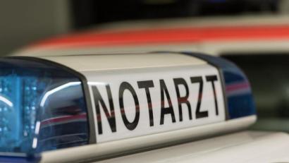 Bild: Patrick Seeger
Der Schriftzug „Notarzt“ ist an einem Notarzteinsatzfahrzeug zu sehen.
