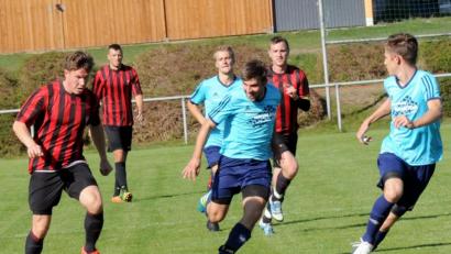 Bild: gb
Durch die 0:2-Heimniederlage gegen den TuS Erkersreuth musste der TSV Konnersreuth die Tabellenführung in der Kreisliga Süd an die Gäste abgeben. Hier verfolgt Louis Lang den Erkersreuther Jiri Mlika (links), rechts TSV-Akteur Tobias Rosner. Am Sonntag treten die Konnersreuther zum Stiftlandderby bei der SpVgg Wiesau an.