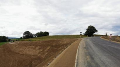 Bild: gz
Aufgrund der Erhöhung der Staatsstraße wuchs die Böschung an der Abzweigung nach Thomasgschieß auf rund zehn Meter an.