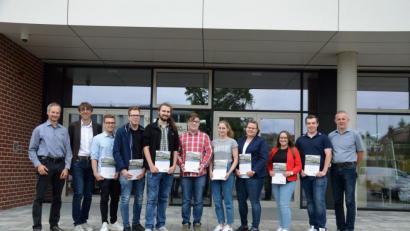 Bild: BSZ Wiesau/exb
Klassenleiter Oberstudienrat Jochen Römisch, stellvertretender Schulleiter Studiendirektor Thomas Metzler (von links) und Abteilungsleiter Studiendirektor Johann Gebhard (rechts) sowie einige Absolventen ermuntern Auszubildende mit einem guten mittleren Bildungsabschluss, das Fachabitur machen.