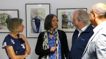 Bild:  Gräß/LfP/exb
Ruth Nowak (links), Amtschefin im Staatsministerium für Gesundheit und Pflege, ist wie Markus Schick (rechts), Präsident des Landesamts für Pflege, aufmerksamer Zuhörer. Lisa von Reusner und Wolfgang Zimmerer, der an Demenz leidet, erzählen, wie sie mit der Krankheit umgehen und wie die Bilder entstanden sind.