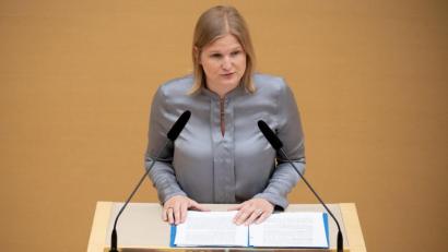 Bild: Sven Hoppe/dpa
Katrin Ebner-Steiner spricht im bayerischen Landtag während einer Plenarsitzung.