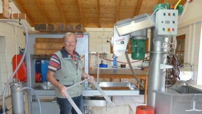 Bild: Portner
Vorsitzender Reinhold Kumeth betreut die Mosterei im Vereinsheim. Die Anlage wartet auf den nächsten Einsatz am 28. September. Es ist erst der dritte Termin in dieser Saison.