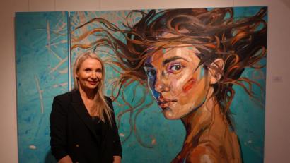 Bild: Susanne Wolke
Anna Bocek ist Stammkünstlerin in der Regensburger Galerie Art Affair und zeigt dort momentan wieder ihre kraftvollen Frauenporträts.