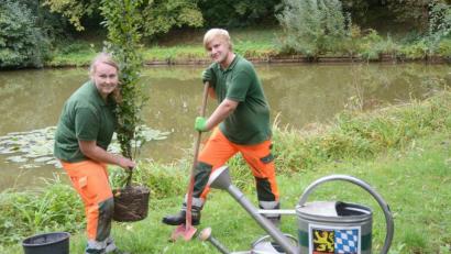 Bild: Gabi Schönberger
Die Stadtgärtnerei hilft beim Einheitsbuddeln mit. Garten- und Landschaftsbauerin Eva-Maria Pöllmann und Auszubildender Nico Janku stehen als Fachleute bereit.