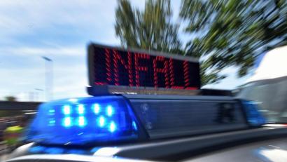 Bild: Holger Hollemann
Blaulicht und Laufschrift „Unfall“ am Einsatzfahrzeug der Polizei.