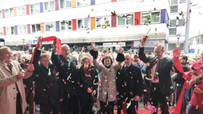 Bild: Gabi Schönberger
Das Band ist zerschnitten, das neue Einkaufscenter NOC in Weiden eröffnet: (von links) Weidens Oberbürgermeister Kurt Seggewiß, die Bürgermeister Jens Meyer und Lothar Höher, Kathi Humplmair (Bauherr Fondara), Center-Managerin Reinhild Holthaus, Thomas Schumacher (Fondara) und Neustadts Landrat Andreas Meier.
