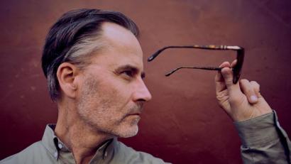 Bild: Johnny Johnson
Dirk Darmstaedter hat den Durchblick und beendet seine erfolgreiches Musikjahr mit einer neuen Solo-CD. Und er startet eine Tour mit seiner alten Band The Jeremy Days.