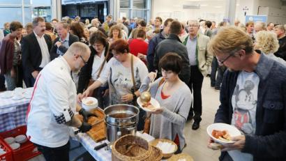 Bild: Götz 
Die Wirte hatten Probier-Schmankerl vorbereitet. Da ließen sich die Gäste nicht zweimal bitten.