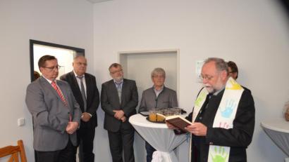 Bild: fz
Pfarrer Alfons Forster, HPZ-Aufsichtsratsvorsitzender Johann Bock, HPZ-Vorstandsvorsitzender Helmut Dörfler, Bezirkstagsvizepräsident Lothar Höher und Friedenfelser-Geschäftsführer Thomas Schultes (von rechts) bei der Einweihung.