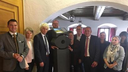 Bild: phs
Die Touristiker aus der nördlichen und mittleren Oberpfalz scharen sich um ein Modell der neuen Natur-Navis. Sie hoffen, dass die Stelen künftig nur bei Ausflüglern und weniger bei Rowdys Interesse wecken.