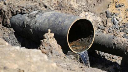 Symbolbild: Bodo Marks/dpa
Schon wieder ein Rohrbruch in Hirschau: In der Nürnberger Straße ist wohl eine Hauptleitung betroffen.