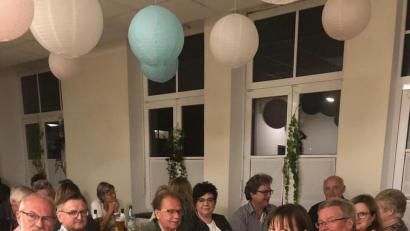 Bild: exb
Bürgermeister Werner Walberer (Dritter von links) und die SPD-Stadträte Bernhard Stangl, Franz Floth (Fünfter und Siebter von links) sowie Sabine Eichermüller (vorne, rechts) stoßen auf einen gelungen Abend an.