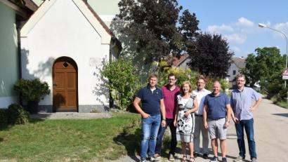 Bild: nag
Sehr viel Potenzial für eine lebenswerte Gestaltung des Ortsbildes sahen die CSU-Stadträte (von links) Stefan Hirsch, Christian Müller, Elisabeth Kraus, Liborius Gräßmann und Markus Nagler (rechts). Bürgermeisterkandidat Marcus Eichenmüller ( Zweiter von rechts) warb für die Einbindung der Mertenberger Bürger.
