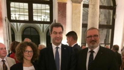 Bild: exb
Gerhard Steiner (rechts) fuhr gemeinsam mit seiner Frau Annemarie zum Empfang von Ministerpräsident Markus Söder, der sich gerne mit dem Ehepaar ablichten ließ.