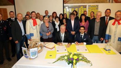 Bild: mef
Unter vielen Zeugen unterzeichneten die beiden Bürgermeister Günter Stich und Jan Opl die Partnerschaftsurkunden.