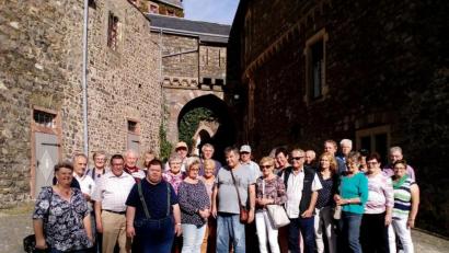 Bild: öt
Vor historischer Kulisse auf Schloss Braunfels stellten sich die Mitglieder der katholischen Arbeitnehmerbewegung Neusorg auf ihrer Zweitagesfahrt zu einem Erinnerungsfoto.
