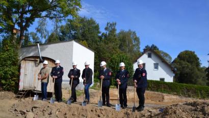 Bild: gi
Ein besonderes Ereignis war für die Ortschaft Burgtreswitz der Spatenstich für das neue Feuerwehr-Gerätehaus mit Hans Schnupfhagn, 2. Kommandanten Wolfgang Mayer, Kreisbrandrat Marco Saller, Bürgermeister Hermann Ach, Vorsitzender Kilian Völkl, 2. Vorsitzender Matthias Zeitler und Kommandant Peter Hartinger (von links). Mit großem Beifall nahmen die Dorfbewohner die Aktion auf.