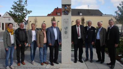 Bild: wro
Zum Treffen in Wiesau gehörte auch ein Besuch an der Nordgaustele. Im Bild von links Christina Scharinger, Martin Dallmeier, Sabine Saller, Bürgermeister Toni Dutz, OKB-Vorsitzender Volker Liedtke, Bezirkstagsvizepräsident Lothar Höher, Landrat Wolfgang Lippert, Joseph Karl und Erich Tahedl.