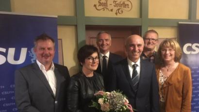 Bild: döh
Klaus Siegert (Vierter von links) ist der Bürgermeisterkandidat der CSU für Freihung. Es gratulieren (von links) Heinrich Schwirzer (Ortsvorsitzender Seugast) , Gerlinde Siegert, Kreisvorsitzender Harald Schwartz, Franz Luber (Ortsvorsitzender Großschönbrunn) und Erika Urban (Ortsvorsitzende Freihung).