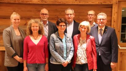 Bild: cog
Verantwortung bei Pro Su-Ro tragen (vorne, von links) Yvonne Rösel, Kaarin Polhofer, Gita Munker, (hinten, ab Zweiter von links) Klaus Bock, Kurt von Klenck und Michael Braun; es fehlt Markus Sindel. Auf die weitere Zusammenarbeit freuen sich (hinten links) Nina Mutzbauer vom Stadtmarketing und (hinten rechts) Bürgermeister Michael Göth.