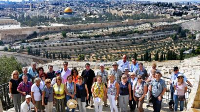 Bild: Berthold Henn
Die 33-köpfige Pilgergruppe aus der Pfarrgemeinde Mariä Himmelfahrt auf dem Ölberg, im Hintergrund die Altstadt von Jerusalem mit dem Felsendom, der Stadtmauer und dem Kidrontal.