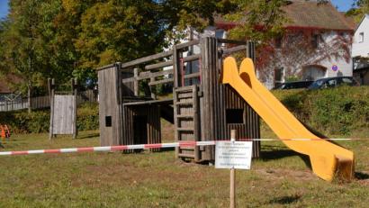 Bild: ow
Am Spielplatz am oberen Markt mussten aus Sicherheitsgründen mehrere Spielgeräte gesperrt werden. Nachdem jetzt feststeht, dass die Altstadtsanierung in diesem Bereich frühestens in zwei Jahren beginnen wird, sollen einige Geräte ersetzt werden.