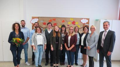 Bild: jzk
Rudolf Kunz, Christine Wiesend, Heike Hecht (von rechts) und die acht Seminarteilnehmer (hinten) wünschten der neuen Seminarrektorin Anna-Maria Ficker (links) alles Gute für ihre verantwortungsvolle Aufgabe.