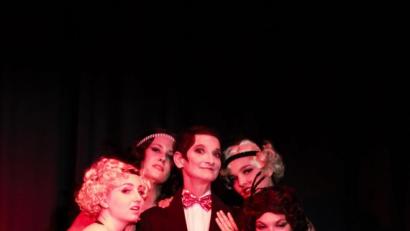 Bild: GILDO CASSIMO / PHOTOSPOKUS
Die Kit-Kat-Girls und -Boys geben der Neuinszenierung des Musicals "Cabaret" in der Stadthalle Vohenstrauß eine besondere Note.