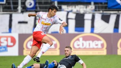 Bild: agentur_dpa
Regensburgs Marcel Correia (links) marschiert an Aaron Hunt vom HSV vorbei.