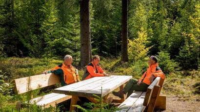 Bild: Forstbetrieb Fichtelberg/exb
Königliches Sitzen im Wald: Jörg Trassl und Hubert Schinner, Forstwirte bei den Bayerischen Staatsforsten testen gemeinsam mit Winfried Pfahler, Leiter des Forstbetriebs Fichtelberg, die neue Sitzgruppe am Prinzenfelsen zwischen Silberhaus und Nagel.