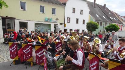 Bild: hm
Die Stadtkapelle begleitete das Kirwabaumaufstellen musikalisch.