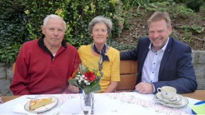 Bild: gef
Seit 50 Jahren sind (von links) Franz und Gertraud Rambach aus Lintach verheiratet. Außerdem konnte Franz Rambach jetzt seinen 80. Geburtstag feiern. Freudenbergs Bürgermeister Alwin Märkl schaute zum Gratulieren vorbei.