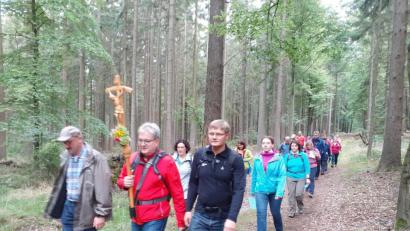 Bild: flt
Eine Wallfahrtsgruppe aus der Pfarreiengemeinschaft Beidl-Plößberg mit rund 20 Personen pilgerte etwa 25 Kilometer nach Fahrenberg. Zum ersten Mal schlossen sich heuer auch Teilnehmer aus Beidl an.