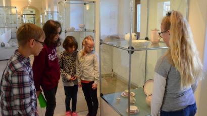 Bild: Kunz
In der Reihe "Kinder im Museum" besichtigen Buben und Mädchen die Sonderausstellung mit Werken von Hedwig Bollhagen. Dabei werden vor allem Formen ihrer Arbeiten mit Fundstücken aus dem Internationalen Keramikmuseum abgeglichen.