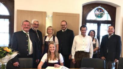 Bild: prh
Die bayerische Milchprinzessin Miriam Weiß (sitzend) trägt in Anwesenheit von Kreisobmann Josef Fütterer, Bürgermeister Rupert Troppmann, Kreisbäuerin Josefine Kick und Landrat Andreas Meier (stehend, von links) ins Goldene Buch der Stadt Neustadt ein.