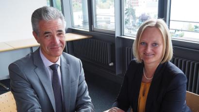 Bild: Bühner
Commerzbank-Gruppenleiterin Annette Winter (rechts) und Niederlassungsleiter Sebastian Hackl stellten die Umfrage über Frauen und Finanzen der Öffentlichkeit vor