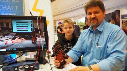 Bild: Bühner
OTH-Professor Peter Wiebe präsentiert die künstliche Hand, die mit dem Gehirn gesteuert wird.