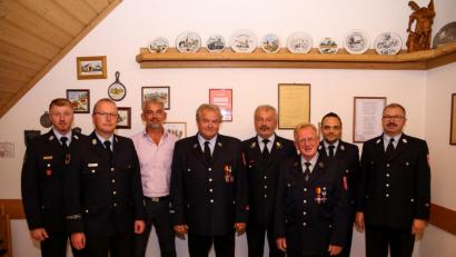 Bild: egl
Die Feuerwehr-Führungskräfte aus dem Landkreis Amberg-Sulzbach und Poppenrichts Bürgermeister Roger Hoffmann (Dritter von links) bedanken sich bei den beiden Geehrten (von links): Kreisbrandmeister Jürgen Schloß, Kreisbrandinspektor Christof Strobl, Roger Hoffmann, Manfred Wiesmeth (Hahnbach), Kreisbrandrat Fredi Weiß, Herbert Wiesnet (Schlicht) sowie die Kreisbrandmeister Michael Iberer und Thomas Wiesent.